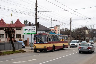 CHERNIVTSI, UKRAINE - 19 Kasım 2021. Trolleybus Skoda 14Tr # 274 Chernivtsi sokaklarında yolcularla at sürüyor..