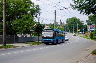 CHERNIVTSI, UKRAINE - 25 Temmuz 2017. Trolleybus Den Oudsten B88 # 354 (eski. Arnhem # 5172) Chernivtsi sokaklarında yolcularla at sürüyor.. 