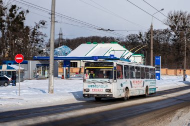 CHERNIVTSI, UKRAINE - 12 Şubat 2021. Trolleybus Skoda 14Tr # 380 (eski. Kosice # 2006) Chernivtsi sokaklarında yolcularla at sürüyor. 