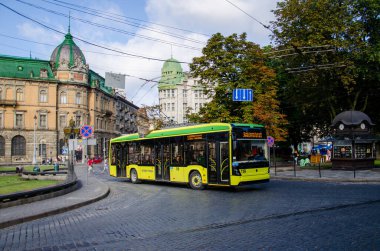 LVIV, UKRAINE - 26 Temmuz 2017. Trolleybus Electron T191 # 119 Lviv sokaklarında yolcularla birlikte.