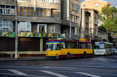 IVANO-FRANKIVSK, UKRAINE - Ekim 07, 2017. Trolleybus Skoda 14Tr # 129 Ivano-Frankivsk sokaklarında yolcularla birlikte.