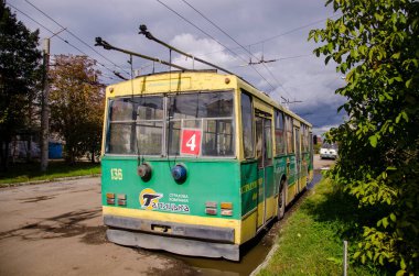 IVANO-FRANKIVSK, UKRAINE - Ekim 07, 2017. Trolleybus Skoda 14Tr # 136 Ivano-Frankivsk troleybüs deposunda.