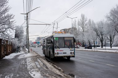 LVIV, UKRAINE - Aralık 03, 2021. Trolleybus Skoda 14Tr # 559 Lviv sokaklarında yolcularla birlikte.