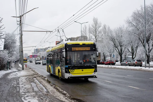 LVIV, UKRAINE - Aralık 03, 2021. Trolleybus Electron T191 # 127 Lviv sokaklarında yolcularla birlikte.