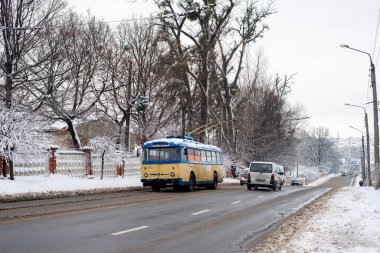 CHERNIVTSI, UKRAINE - 08 Aralık 2021. Chernivtsi sokaklarında giden tramvay Skoda 9Tr # 205 'i geçiyoruz..