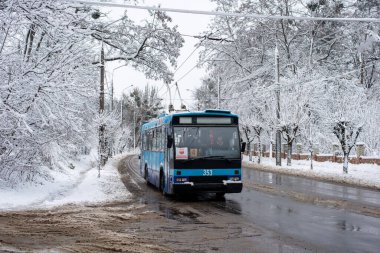 CHERNIVTSI, UKRAINE - 08 Aralık 2021. Trolleybus Den Oudsten B88 # 353 (eski. Arnhem # 5176) Chernivtsi sokaklarında yolcularla at sürüyor..