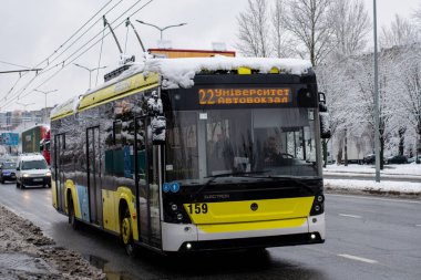 LVIV, UKRAINE - Aralık 03, 2021. Trolleybus Electron T191 # 159 Lviv sokaklarında yolcularla birlikte.