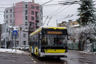 LVIV, UKRAINE - Aralık 03, 2021. Trolleybus Electron T191 # 135 Lviv sokaklarında yolcularla birlikte.