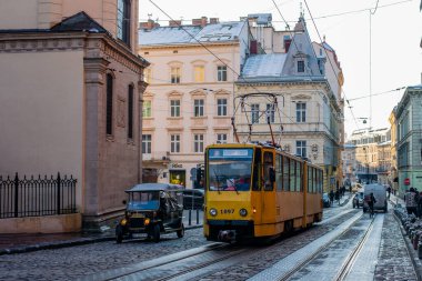 LVIV, UKRAINE - Aralık 03, 2021. Tramvay Tatra KT4SU # 1097 Lviv sokaklarında yolcularla birlikte.