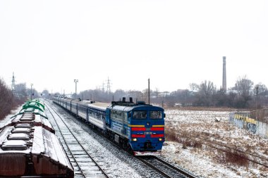 CHERNIVTSI, UKRAINE - 14 Aralık 2021. Chernivtsi 'de Lokomotif 2TE10 M-2416.