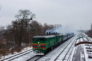 CHERNIVTSI, UKRAINE - 14 Aralık 2021. Chernivtsi 'de Lokomotif 2TE10 M-2421.