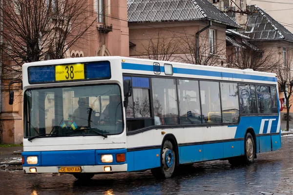 Chernivtsi Ukraine Décembre 2021 Bus Man Cheval Avec Des Passagers — Photo