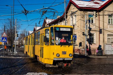 LVIV, UKRAINE - Aralık 04, 2021. Tramvay Tatra KT4SU # 1104 Lviv sokaklarında yolcularla birlikte.