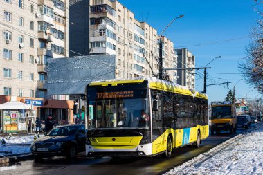 LVIV, UKRAINE - Aralık 04, 2021. Trolleybus Electron T191 # 127 Lviv sokaklarında yolcularla birlikte.
