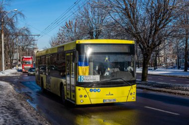 LVIV, UKRAINE - Aralık 04, 2021. MAZ-203 otobüsü Lviv caddelerinde yolcularla yolculuk ediyor..