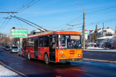 LVIV, UKRAINE - Aralık 04, 2021. Trolleybus Skoda 14Tr # 578 Lviv sokaklarında yolcularla birlikte.