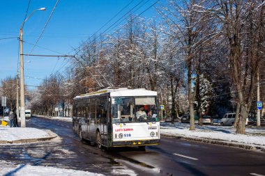 LVIV, UKRAINE - Aralık 04, 2021. Trolleybus Skoda 14Tr # 538 Lviv sokaklarında yolcularla birlikte.
