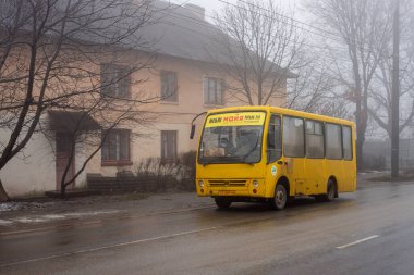 CHERNIVTSI, UKRAINE - 09 Ocak 2022. Bogdan A069 otobüsü Chernivtsi sokaklarında yolcularla yolculuk ediyor..