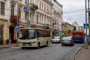 CHERNIVTSI, UKRAINE - Şubat 03, 2022. Ataman A092 (Isuzu) otobüsü Chernivtsi sokaklarında yolcularla yolculuk ediyor..