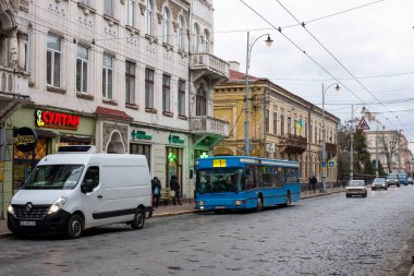 CHERNIVTSI, UKRAINE - Şubat 03, 2022. A10 numaralı otobüs Chernivtsi sokaklarında yolcularla yolculuk ediyor..