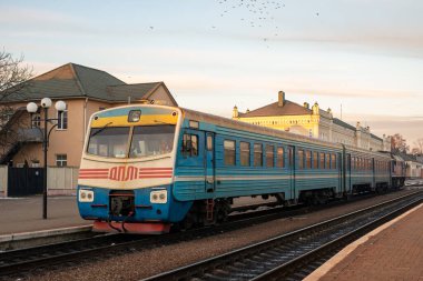KOLOMYYA, UKRAINE - Şubat 04, 2022. Kolomyya 'da DPL1-006 treni ve 2M62-1001 lokomotifi.