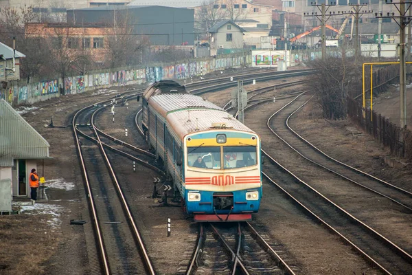 小ロミヤ ウクライナ 2022年2月4日 コロミヤのDpl1 006列車と機関車2M62 1001 — ストック写真