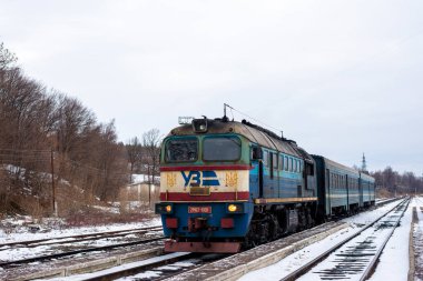 DELYATYN, UKRAINE - Şubat 04, 2022. Delyatyn 'de DPL1-005 treni ve 2M62-1001 lokomotifi.