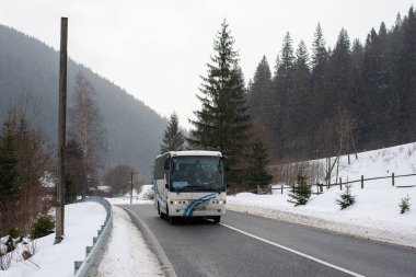 TATARIV, UKRAINE - Şubat 04, 2022. Ferqui Narcea (MAN) otobüsü Tatariv sokaklarında yolcularla yolculuk ediyor..