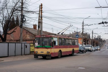 CHERNIVTSI, UKRAINE - 21 Şubat 2022. Trolleybus Skoda 14Tr # 270 Chernivtsi sokaklarında yolcularla birlikte