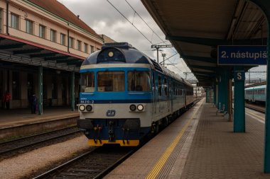 HRADEC KRALOVE, CZECH Cumhuriyet - 22 Şubat 2022. Vagonka Treni Studenka M296.2 # 854 210-2 Hradec Kralove sokaklarında yolcularla birlikte.