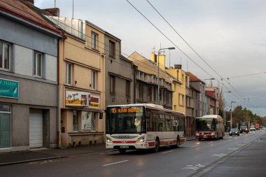 PARDUBICE, CZECH Cumhuriyet - 22 Şubat 2022. IVECO Urbanway 12M # 112 ve Irisbus Citeliz 12M # 214 numaralı otobüsler Pardubice caddelerinde yolcularla yolculuk ediyor..