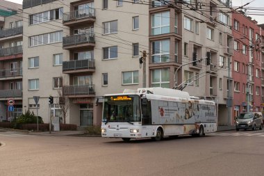 PARDUBICE, CZECH Cumhuriyet - 22 Şubat 2022. Trolleybus Skoda 30Tr # 334 Pardubice sokaklarında yolcularla birlikte.