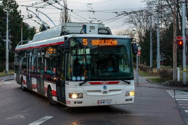 PARDUBICE, CZECH Cumhuriyet - 22 Şubat 2022. Trolleybus Skoda 30Tr # 412 Pardubice sokaklarında yolcularla birlikte.
