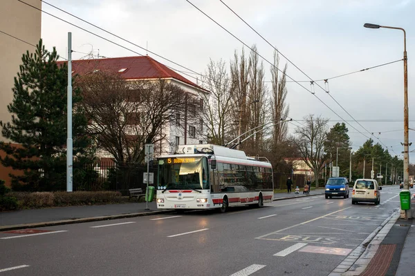 2022年2月22日 Czech Pardubice Trolleybus Skoda 30Tr Sor 412乘坐乘客在Pardubice大街上 — 图库照片