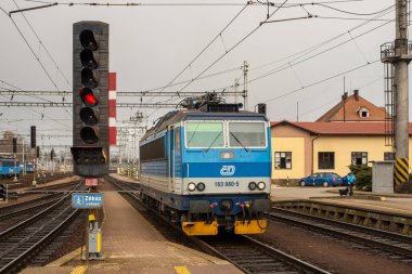 HRADEC KRALOVE, CZECH Cumhuriyet - 22 Şubat 2022. Lokomotif Skoda 99E1 # 163 080-5 Hradec Kralove sokaklarında yolcularla at sürüyor.