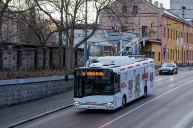 PARDUBICE, CZECH Cumhuriyet - 22 Şubat 2022. Trolleybus Skoda 26Tr Solaris # 330 Pardubice sokaklarında at sürüyor.