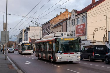 PARDUBICE, CZECH Cumhuriyet - 22 Şubat 2022. Trolleybuses Skoda 30TR # 417 ve Skoda 26Tr Solaris # 326 Pardubice sokaklarında.
