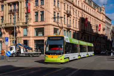 PRAG, ÇEK CUMHURİYETİ - 23 Şubat 2022. Tramvay Skoda 15T4 # 9339 Prag sokaklarında yolcularla birlikte.