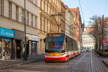 PRAG, ÇEK CUMHURİYETİ - 23 Şubat 2022. Tramvay Skoda 15T5 # 9358 Prag sokaklarında yolcularla birlikte.