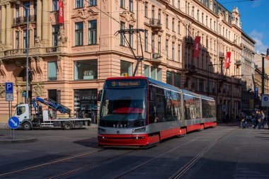 PRAG, ÇEK CUMHURİYETİ - 23 Şubat 2022. Tramvay Skoda 15T3 # 9267 Prag sokaklarında yolcularla birlikte.