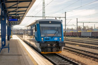 HAVLICKUV BROD, CZECH REPUBLIC - 24 Şubat 2022. Stadler Stadler Regio-Mekiği RS-1 # 841 003-7 Havlivkuv Brod sokaklarında yolcularla yolculuk ediyor..