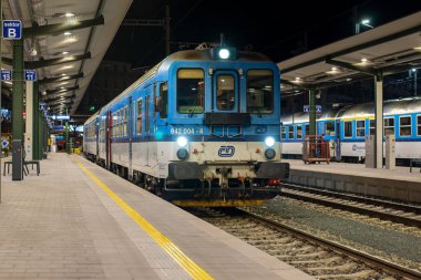 BRNO, ÇEK CUMHURİYETİ - 24 Şubat 2022. Tren Moravskolezska vagonka 842 # 842 004-4 Brno sokaklarında yolcularla birlikte.
