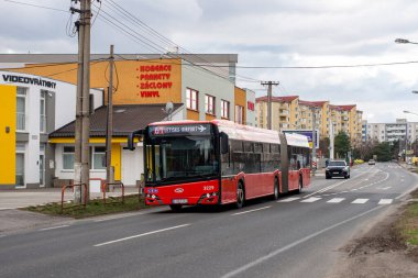 BRATISLAVA, SLOVAKIA - 26 Şubat 2022. Solaris Yeni Urbino 18 numaralı otobüs Bratislava sokaklarında ilerliyor..