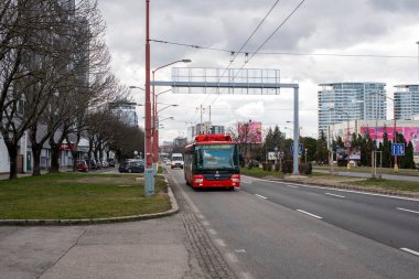 BRATISLAVA, SLOVAKIA - 26 Şubat 2022. Trolleybus Skoda 30TR SOR # 6029 Bratislava sokaklarında.