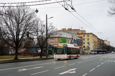 PARDUBICE, CZECH Cumhuriyet - 22 Şubat 2022. Trolleybus Skoda 30Tr # 423 Pardubice sokaklarında yolcularla birlikte.