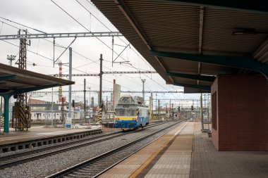 PARDUBICE, CZECH Cumhuriyet - 22 Şubat 2022. Train Vagonka Studenka M153.0 # MV TV 2-095 Pardubice sokaklarında yolcularla yolculuk.