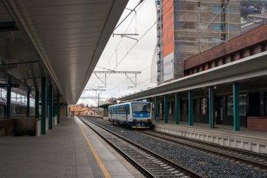 PARDUBICE, CZECH Cumhuriyet - 22 Şubat 2022. Train Vagonka Studenka M152.0 # 814032-9 Pardubice sokaklarında yolcularla birlikte.