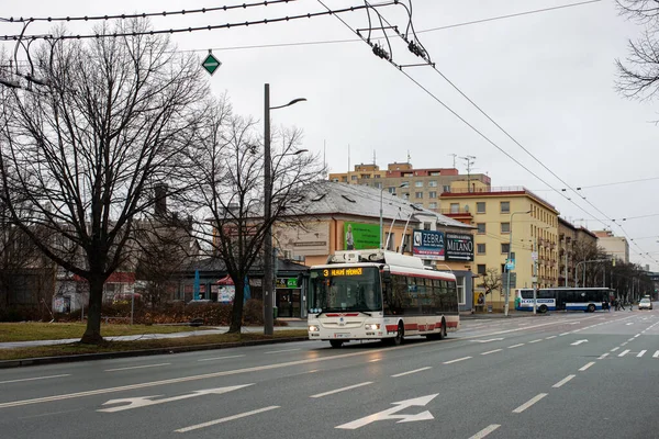 PARDUBICE, CZECH Cumhuriyet - 22 Şubat 2022. Trolleybus Skoda 30Tr # 423 Pardubice sokaklarında yolcularla birlikte.