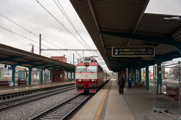 2022年2月22日 Czech Pardubice Skoda 55E0 350 002 2号机车 斯洛伐克 与乘客一起在Pardubice大街上行驶 — 图库照片