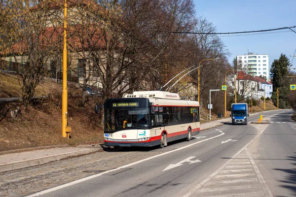 JIHLAVA, CZECH Cumhuriyet - 24 Şubat 2022. Trolleybus Skoda 26Tr Solaris # 75 Jihlava sokaklarında.